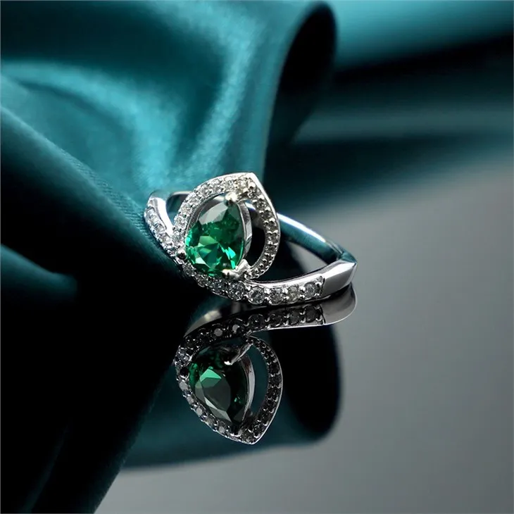 pear shape emerald ring 02